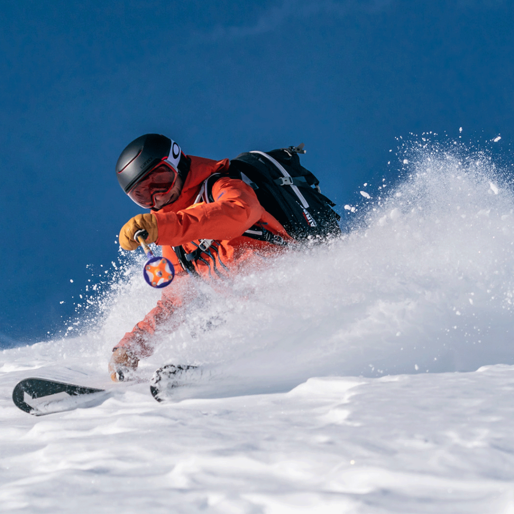 Skieur dans poudreuse de Pelvoux Vallouise