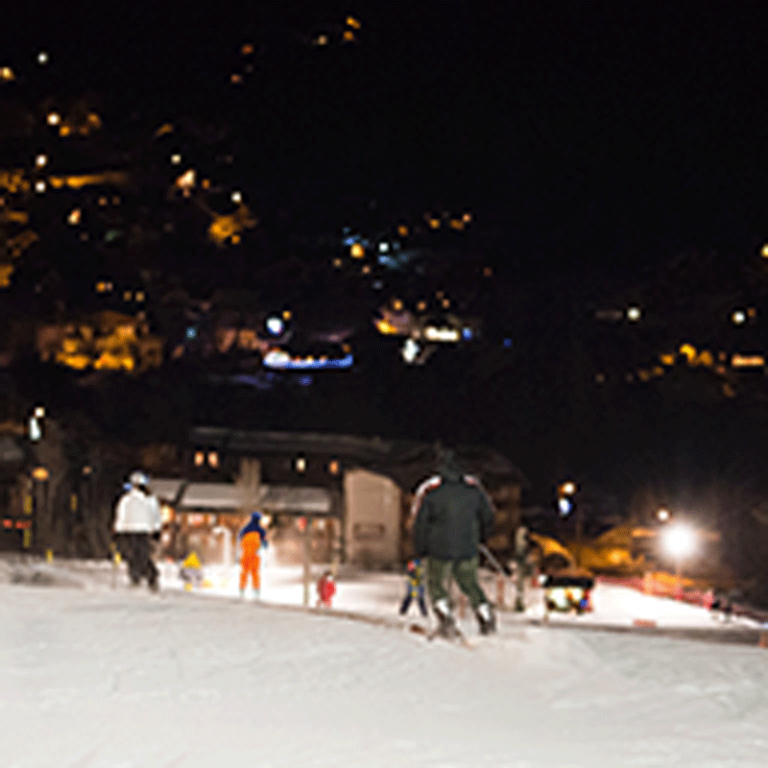 Skieurs participant à la descente nocturne à ski du domaine de Pelvoux Vallouise